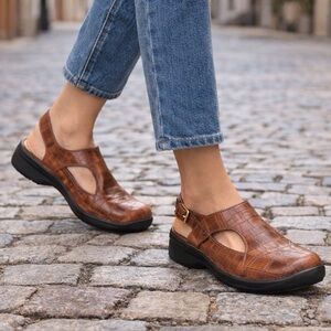 ComfortView Tan Croc Pattern Flats | Size 8WW | Velcro & Buckle